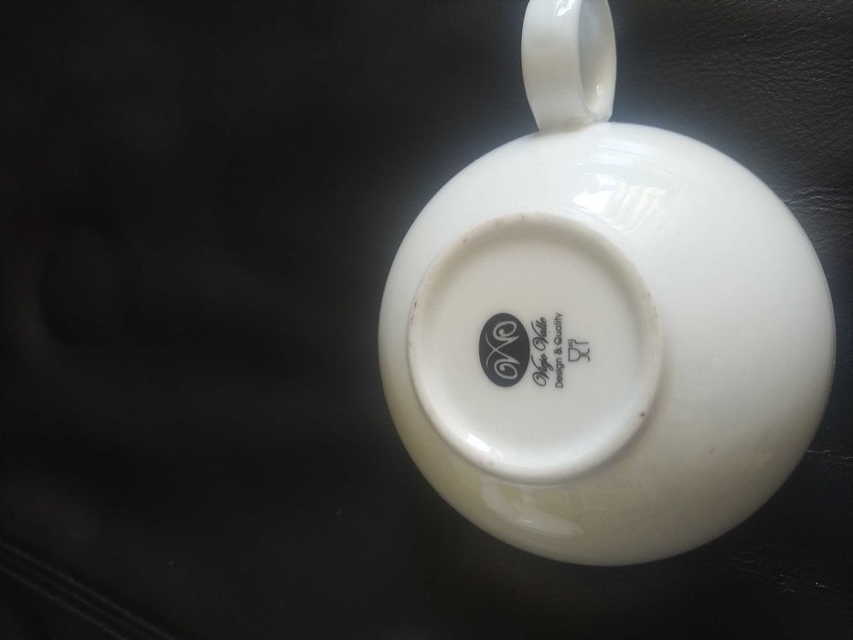 Conjunto de chá, chávena bule, em porcelana branca