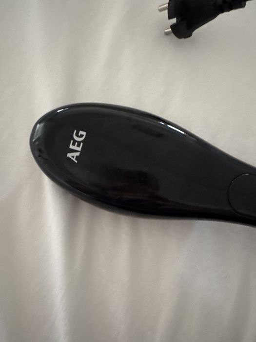 Trata-se de uma escova de alisamento iónica AEG GB 5687.