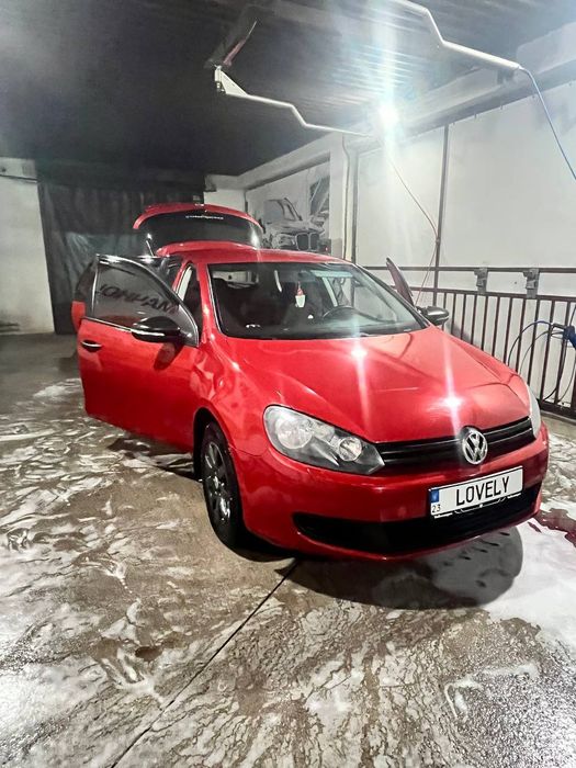 Продаю власний Volkswagen Golf 6 у кузові хетчбек. Найвдаліше поєднання в лінійці: потужний та надійний 2.0-літровий дизельний двигун у парі з механічною КПП. Автомобіль динамічний і при цьому дуже приємний у витраті пального (місто — 7-8л, траса — від 4.5 л).
Основні характеристики:
Рік випуску: 2009
Двигун: 2.0 TDI (Common Rail — працює тихо та рівно)
Пробіг: 200000 км
Автомобіль у хорошому технічному стані, повністю на ходу та готовий до щоденної експлуатації. Грм замінено .Ходова частина збита, двигун не димить, заводиться з пів оберту в будь-яку погоду. Салон охайний, не прокурений, усі кнопки працюють.
Щодо кузова:
Приховати нічого не намагаюсь, тому одразу зазначаю: по авто є пару підкрасів. Це суто косметичні моменти (усувалися дрібні подряпини та сколи, притаманні автомобілю цього віку). Силові елементи, лонжерони та безпека — цілі, в ДТП авто не було.
Чому варто звернути увагу:
Реальна ціна за живий 2.0 дизель.
Прозорий стан без прихованих «сюрпризів».
Готовий до будь-яких перевірок на вашому СТО.
Документи в порядку, продаж із повним переоформленням (можна через «Дію» або в СЦ МВС).
Телефонуйте, з радістю відповім на питання. Розумний торг біля капота вітається.