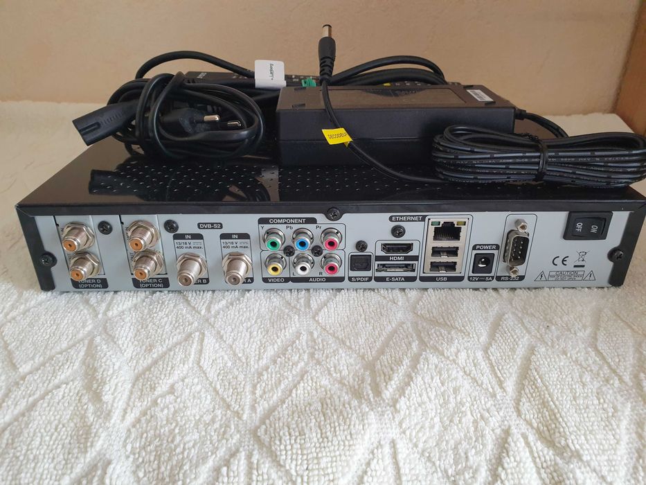GigaBlue HD Quad dekoder satelitarny. 4x DVB-S2 dysk 320 GB.