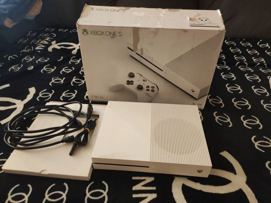 Продам Xbox one s 1tb