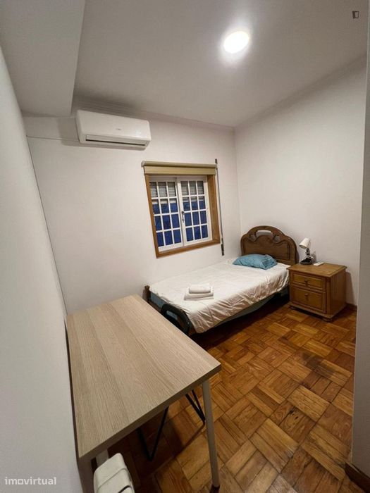 Quarto - localizado em Paranhos Porto