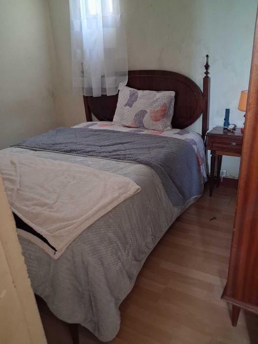 Cama de casal com colchão.e duas mesas de cabeceira