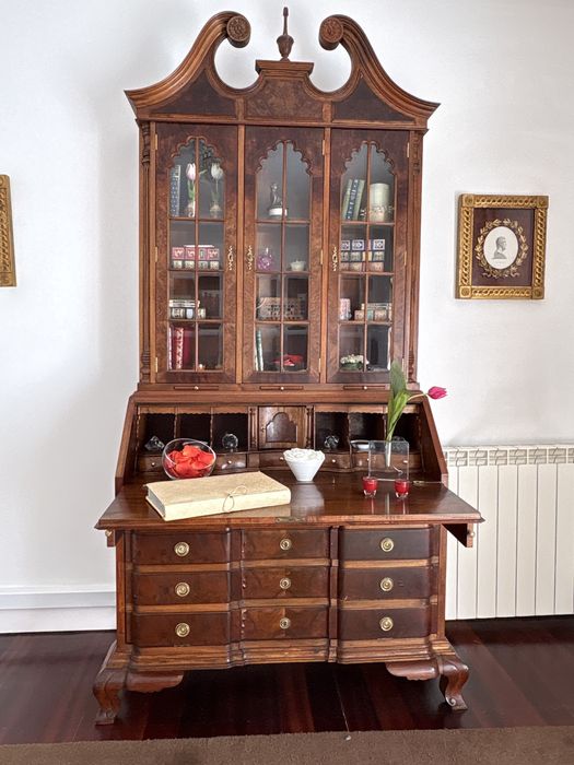 Escrevaninha antiga bem conservada