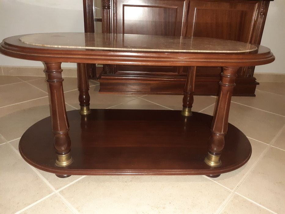 Mesa de centro com tampo em mármore