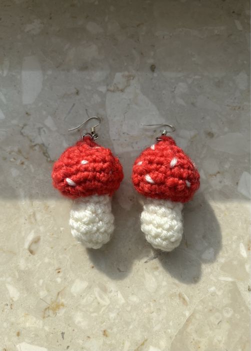 Piękne dziergane kolczyki w muchomorki