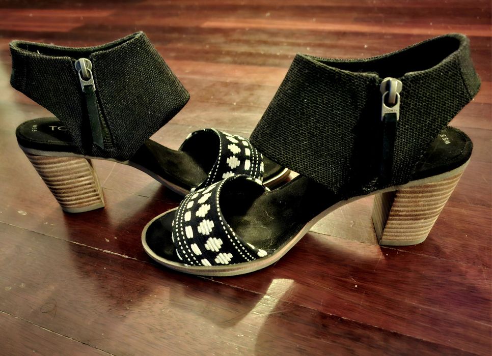 Sandálias estampadas de tacão TOMS