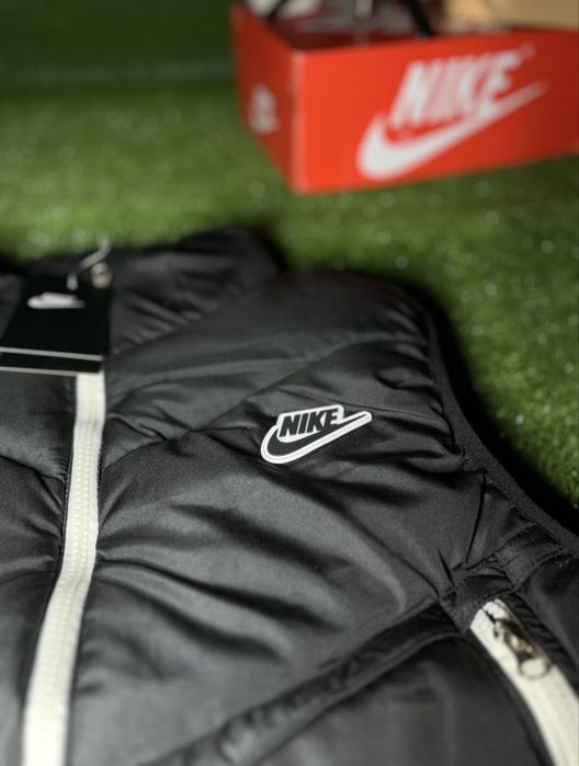 Жилет Nike NSW Shield у чорному кольорі