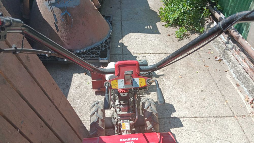 Motocultivador Honda a gasolina como novo.