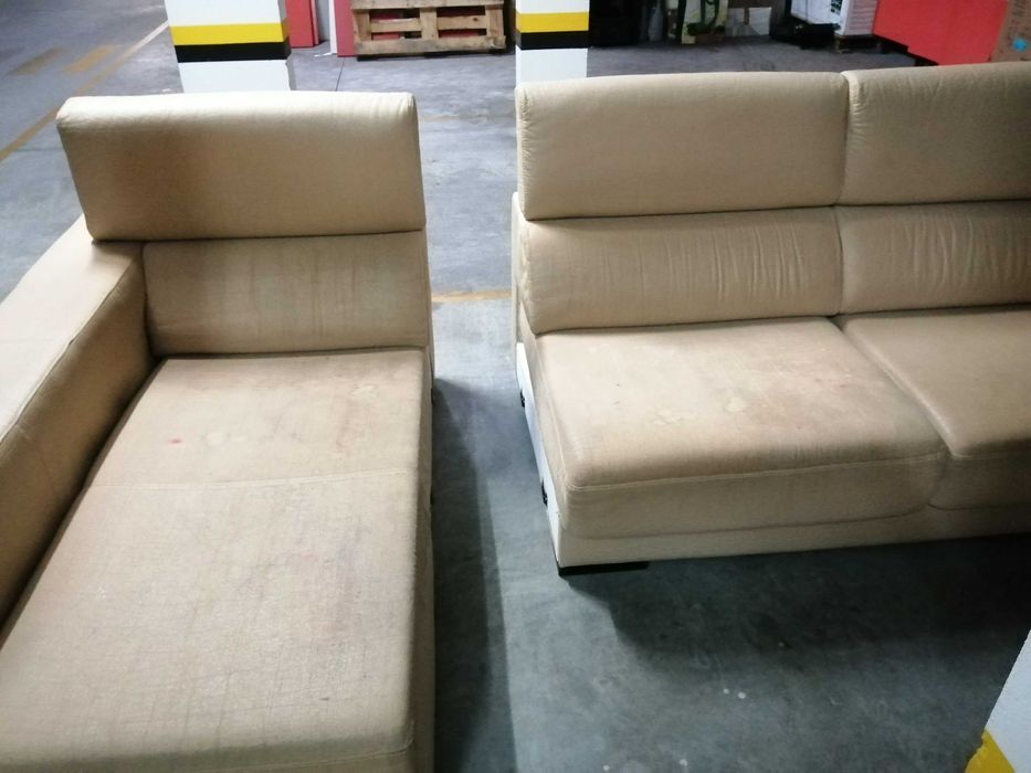 Sofá 3 lugares chaise long a direita c/ arrumo e 2 puffs