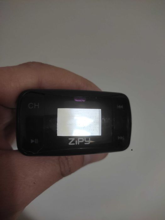Adaptador / Transmissor rádio carro marca ZiPY