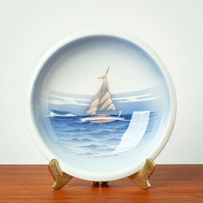 Porcelanowy talerzyk przedstawiający morski motyw. Wykonany w Danii.