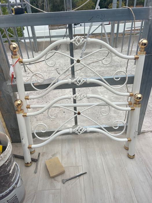 Cama em ferro branco trabalhada