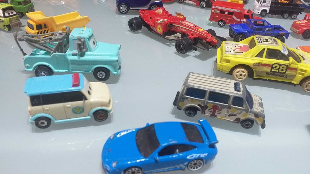 Lote de 50carrinhos uns em ferro outros em plástico