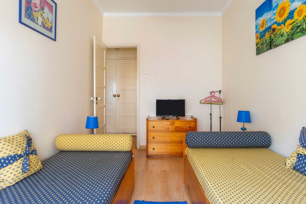 T2 para férias em Mem Martins ( 65€ noite), a 300m do comboio