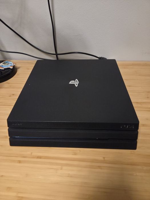 PS4 PRO, 2 pady DualShock oraz 4 gry