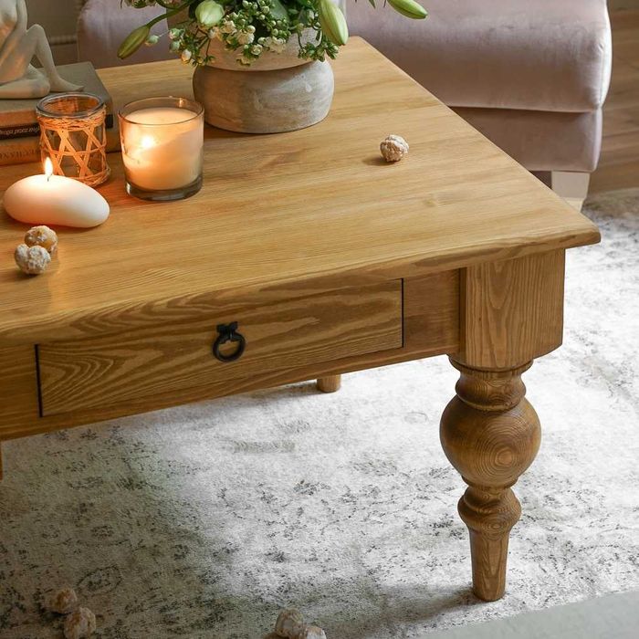 Rustykalny drewniany stolik kawowy z szufladami, styl vintage, solidny
