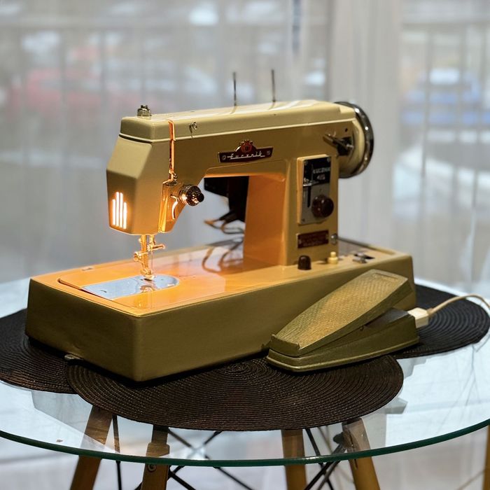 Retro maszyna do szycia - Łucznik 415