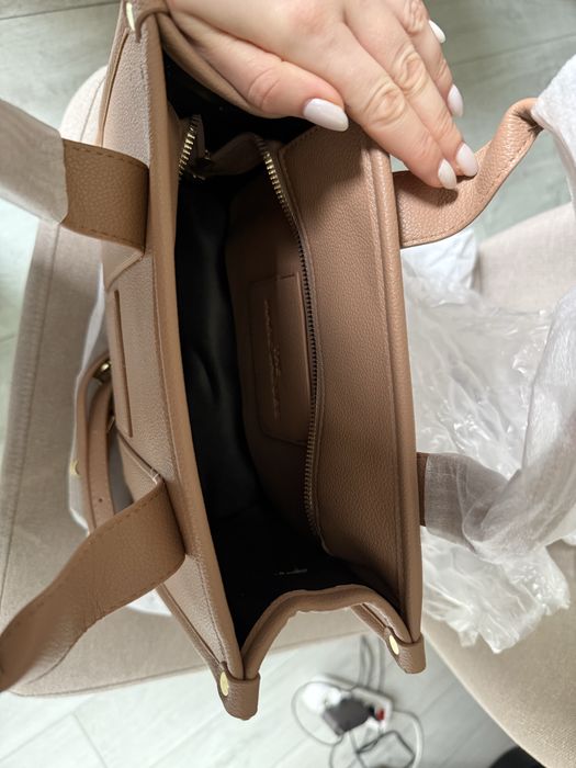 Beżowy średni A5 tote bag Marc Jacobs z logo i dlugim paskiem
