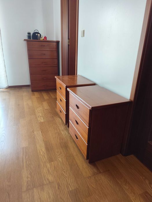 2 mesas cabeceira + cómoda + camiseiro