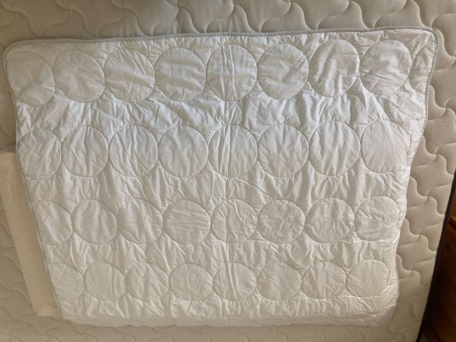 Conjunto como novo para berço: Colchão, lençóis e edredões