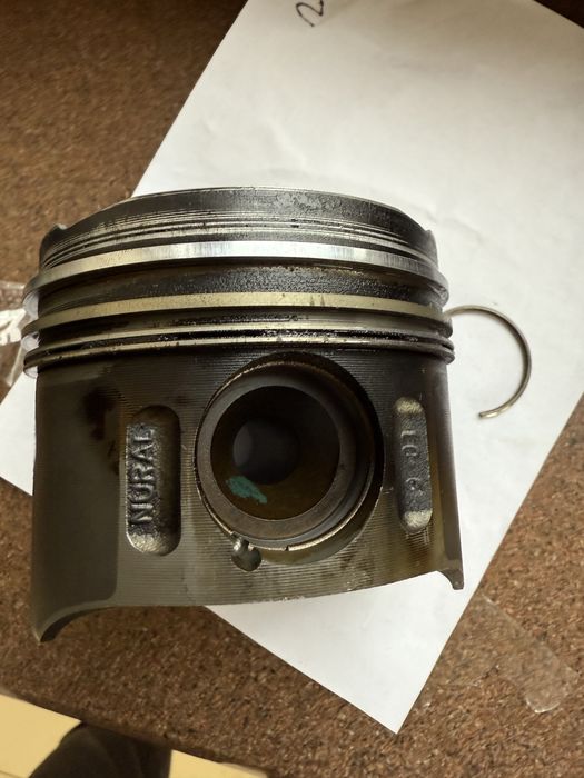 Поршень на mercdes sprinter двигун 2,7