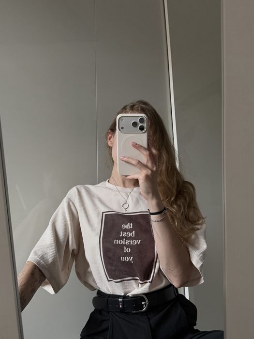 kremowy tshirt z nadrukiem