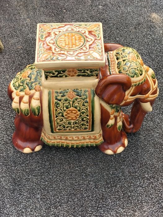 Elefante / Banco de Jardim em Cerâmica Oriental