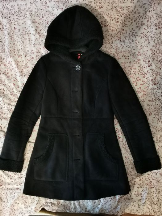 Czarny krótki płaszcz