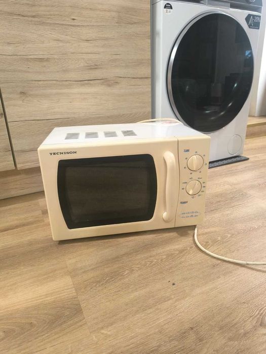 Microondas Tecnison A funcionar