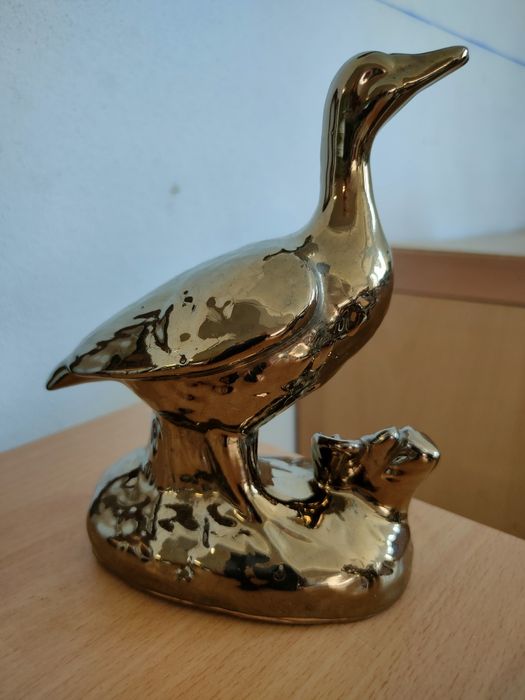 Conjunto de animais cor de bronze.