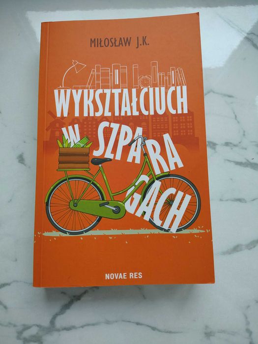 Wykształciuch w szparagach