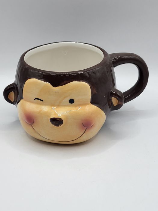 Ceramiczny kubek w kształcie małpki