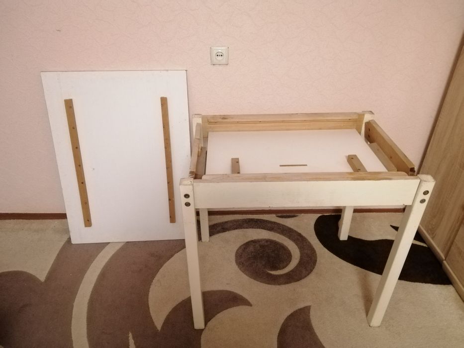 Продам білий міцний кухонний розкладний стіл!