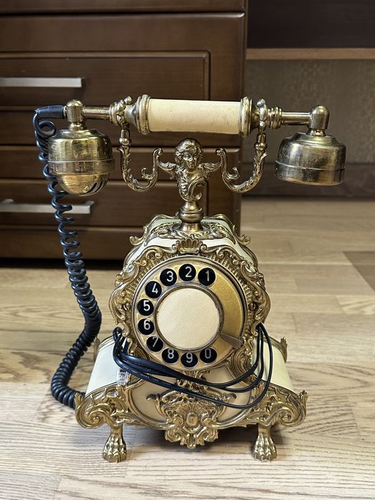 Вінтажний стаціонарний телефон у стилі бароко / ретро