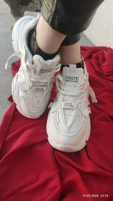 Кросівки жіночі   .