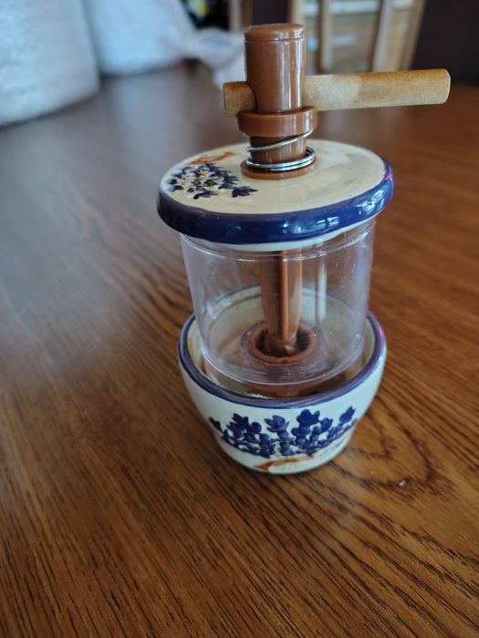 Porcelanowy młynek żarnowy do ziół ,pieprzu