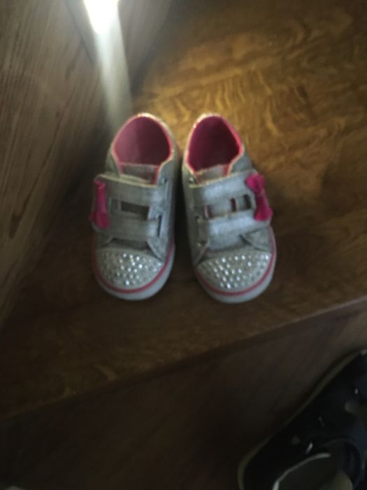 Tenisówki Skechers świecą