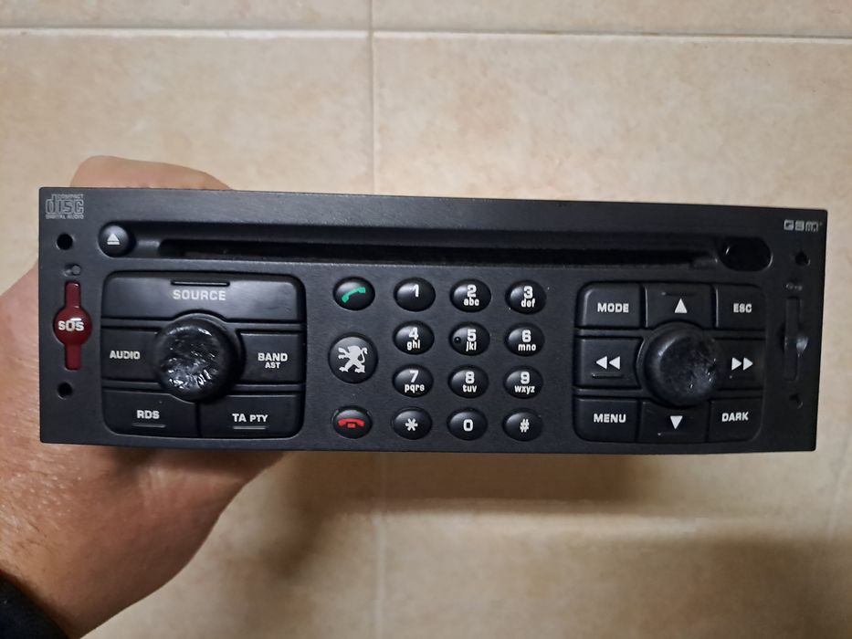 Rádio e leitor de CD Pegeot 807