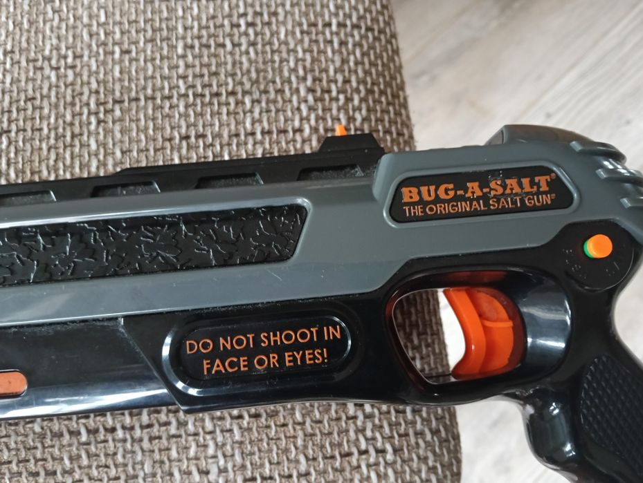 Bug salt gun asault rifle strzelba na sól na insekty muchy komary pająki