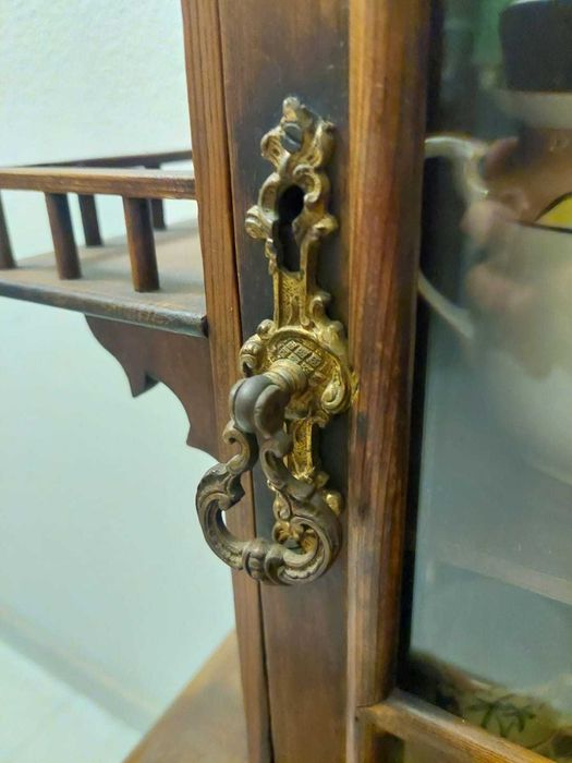 Vitrine antiga em madeira com loiça decorativa – móvel inferior oferta