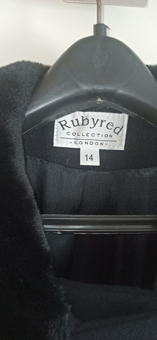 Casaco preto cumprindo preto de pura lã