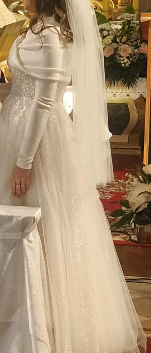 Błyszcząca suknia ślubna