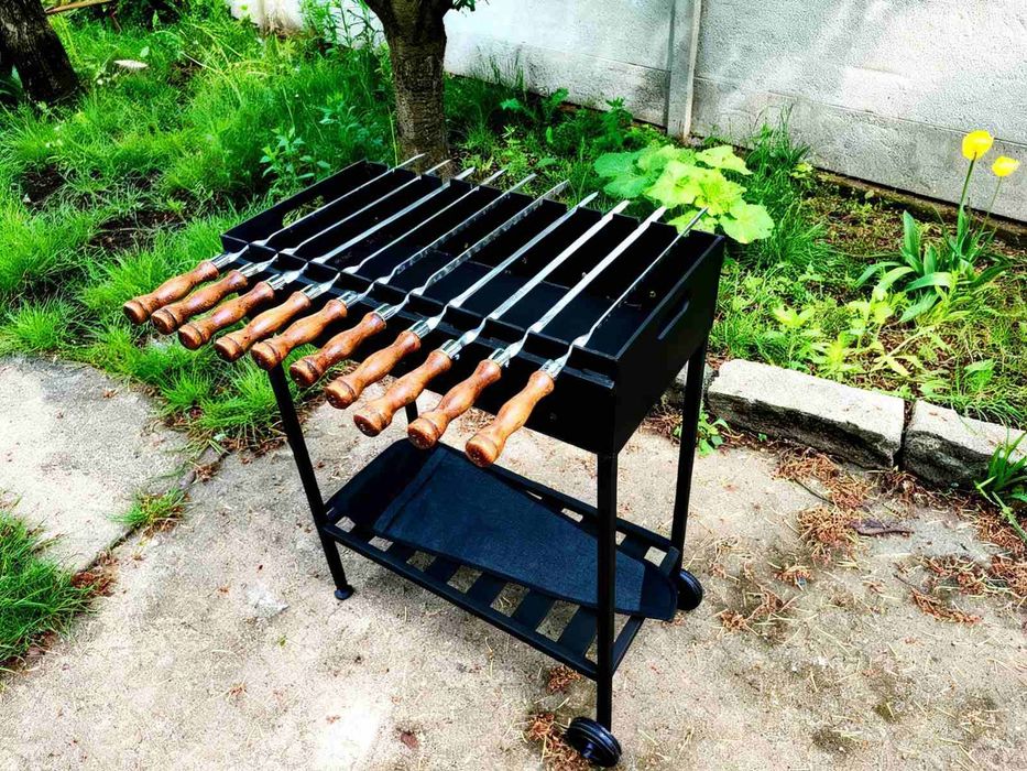 Grill ogrodowy ogniskowy trójnóg. Grill