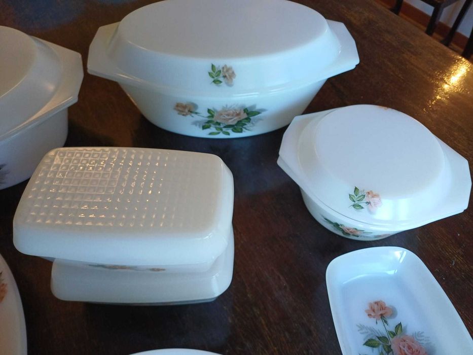 Serviço de Jantar e chá em loiça, Pyrex branco c desenho de rosas (80Peças)