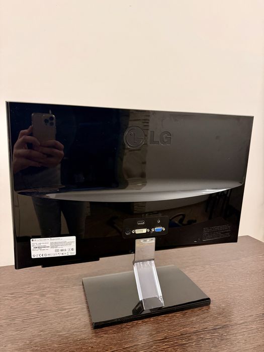 LG slim monitor LED Full HD - w pełni sprawny 22”