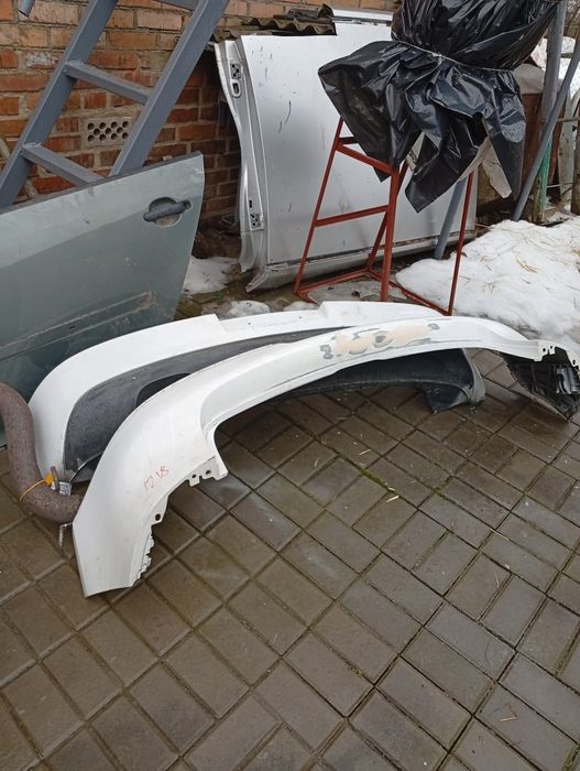 Продам глушник, бампера, шубу задніх дверей до VW Golf 5