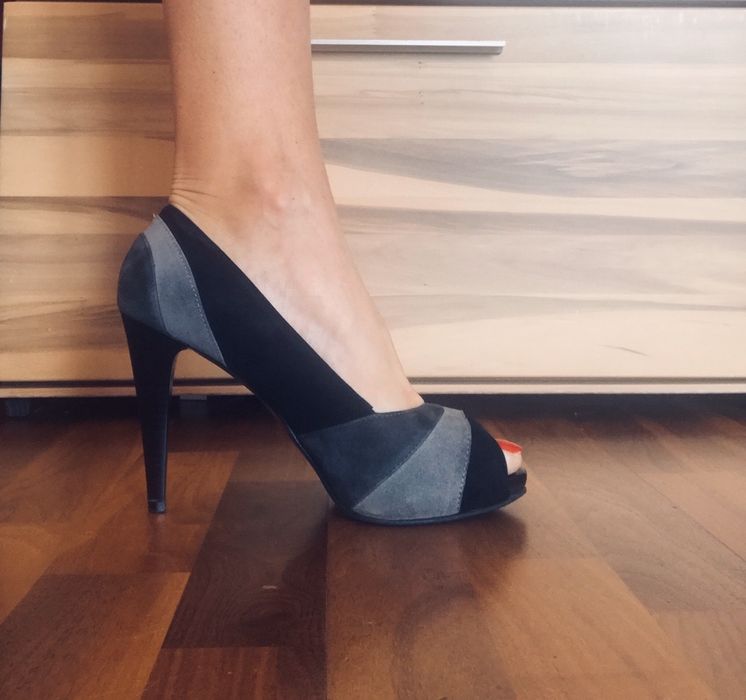 Czółenka z odkrytym palcem na szpilce-szare Zara