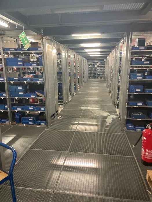 Regały półkowe Schäfer system R 3000 240 mb. w czterech rzędach regały magazynowe