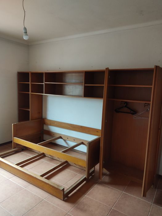 Estúdio c/ 3 módulos de  prateleiras, guarda fato, 2 camas, secretária